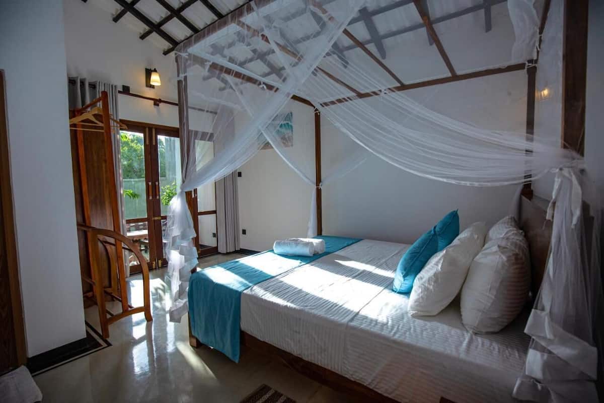 Quarto casal luxo | Escrivaninha, espaço de trabalho para notebook, Wi-Fi de cortesia