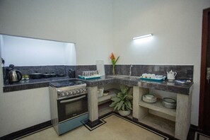 Deluxe Double Room, 1 King Bed, Balcony, Garden View | Shared kitchen | Fridge, stovetop, toaster, blender - Sleeperwood Villa (Unawatuna)