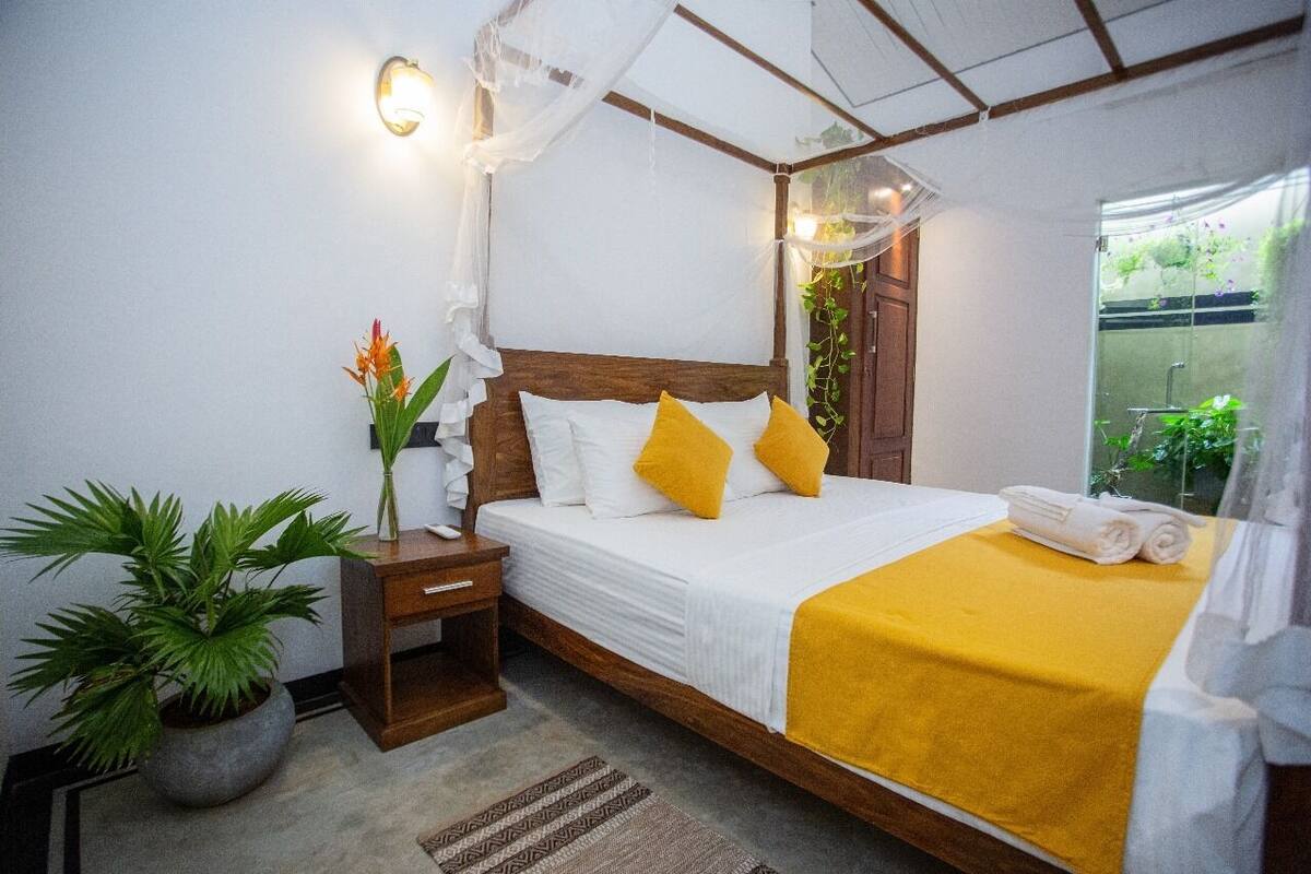 Quarto casal standard | Escrivaninha, espaço de trabalho para notebook, Wi-Fi de cortesia