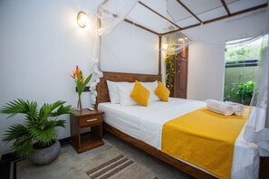 Superior Double Room | Desk, laptop workspace, free WiFi, bed sheets - Sleeperwood Villa (Unawatuna)