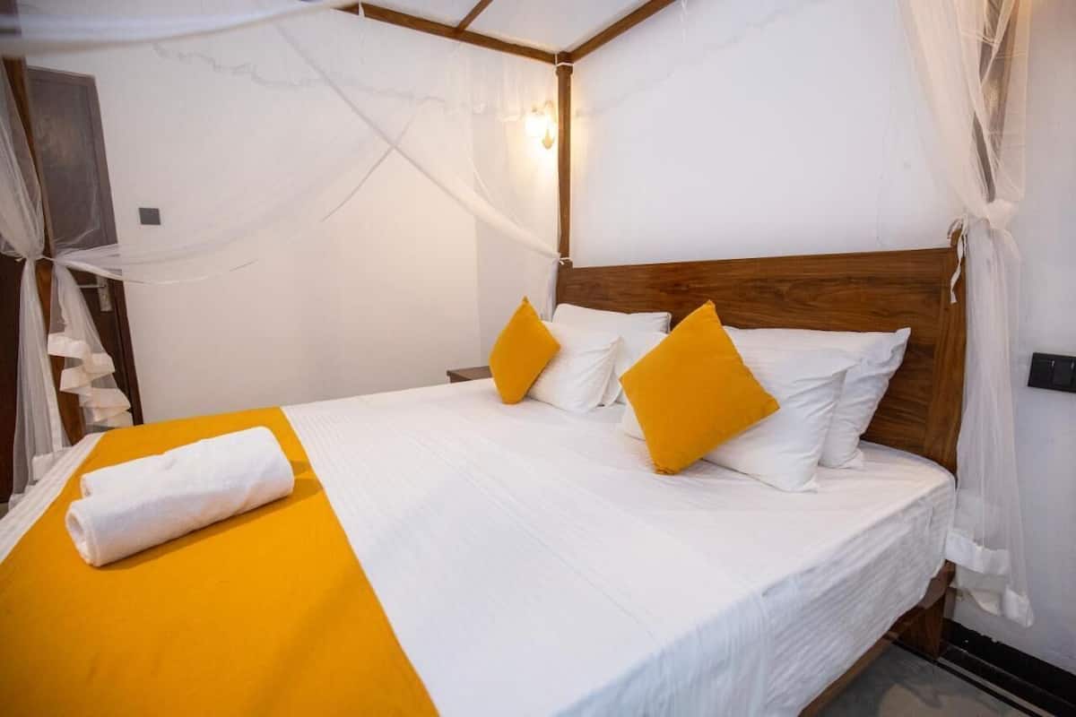 Doppia Standard | Una scrivania, postazione laptop, Wi-Fi gratuito