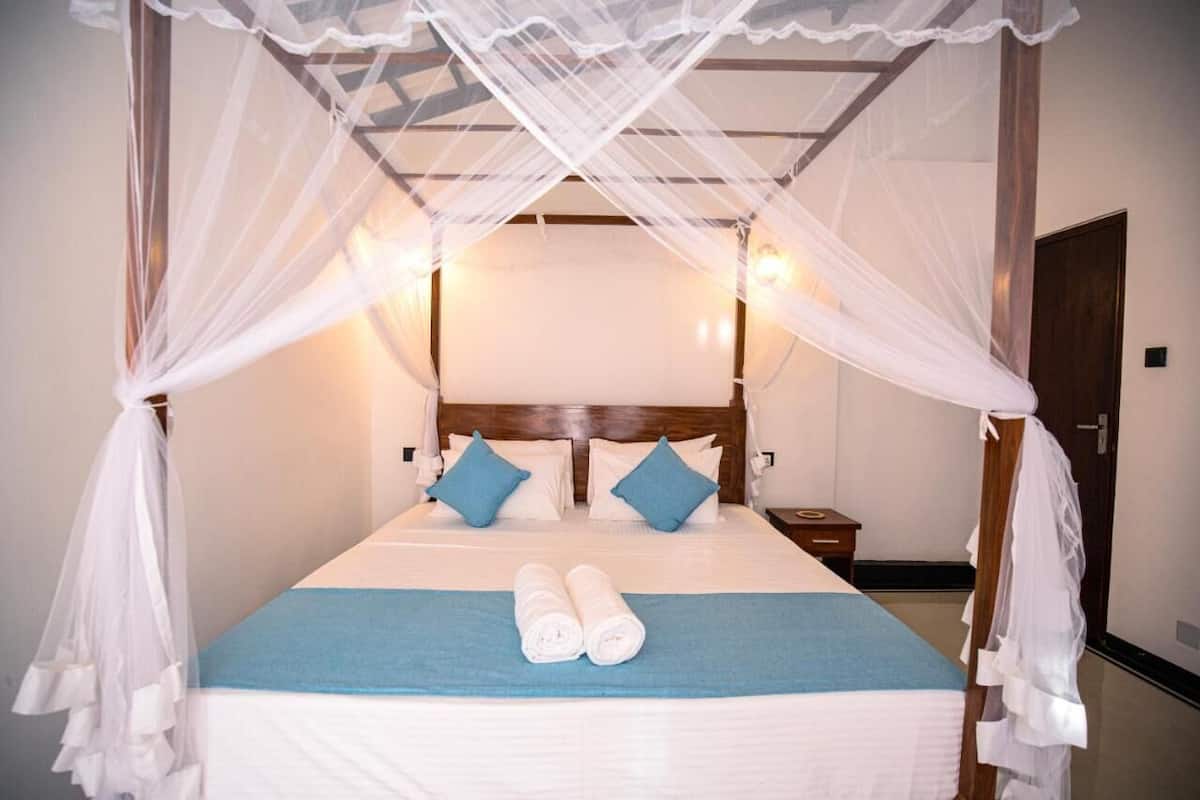 Habitación doble Deluxe, 1 cama matrimonial, balcón, vista al jardín | Escritorio, espacio para trabajar con laptop y wifi gratis