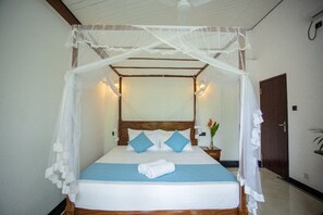 Desk, laptop workspace, free WiFi, bed sheets - Sleeperwood Villa (Unawatuna)
