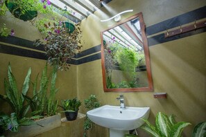 Signature Double Room | Bathroom | Shower, bidet, towels, soap - Sleeperwood Villa (Unawatuna)