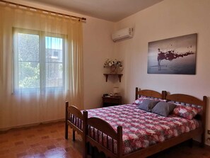 4 bedrooms, desk, iron/ironing board, WiFi