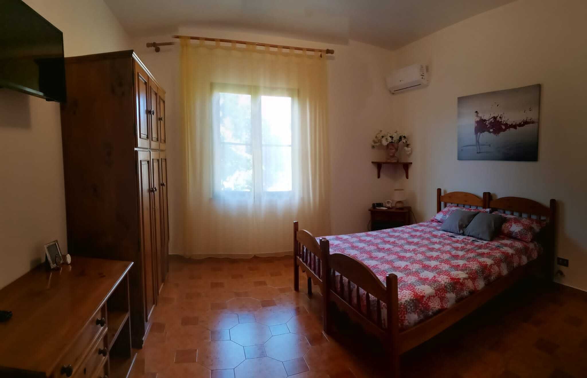 4 bedrooms, desk, iron/ironing board, WiFi