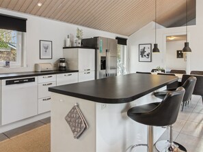 Een koelkast, een microgolfoven, een vaatwasser