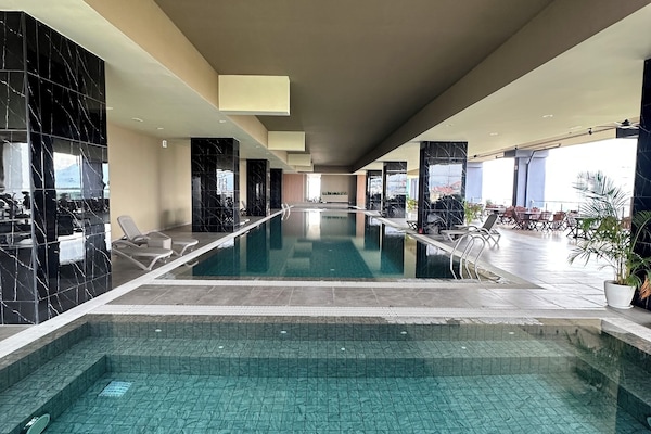 Kolam renang tertutup