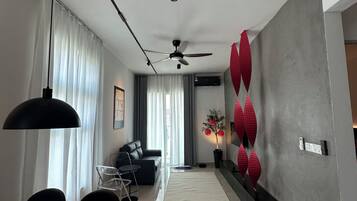 Apartemen Comfort, balkon, pemandangan kota | Area keluarga | Smart TV 43-inci dengan saluran TV digital