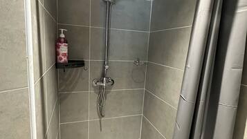 Comfort Apartment, Balcony, City View | Bilik Mandi | Pancuran mandi, pengering rambut, selipar, tuala disediakan