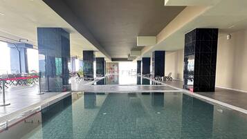 Kolam renang tertutup