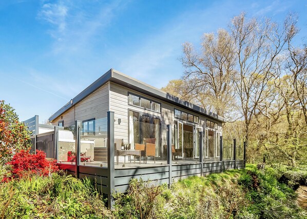 Exterior - Riverside 2 Bed Hot Tub Lodge – Riverside Retreat (Notter Bridge, Saltash)