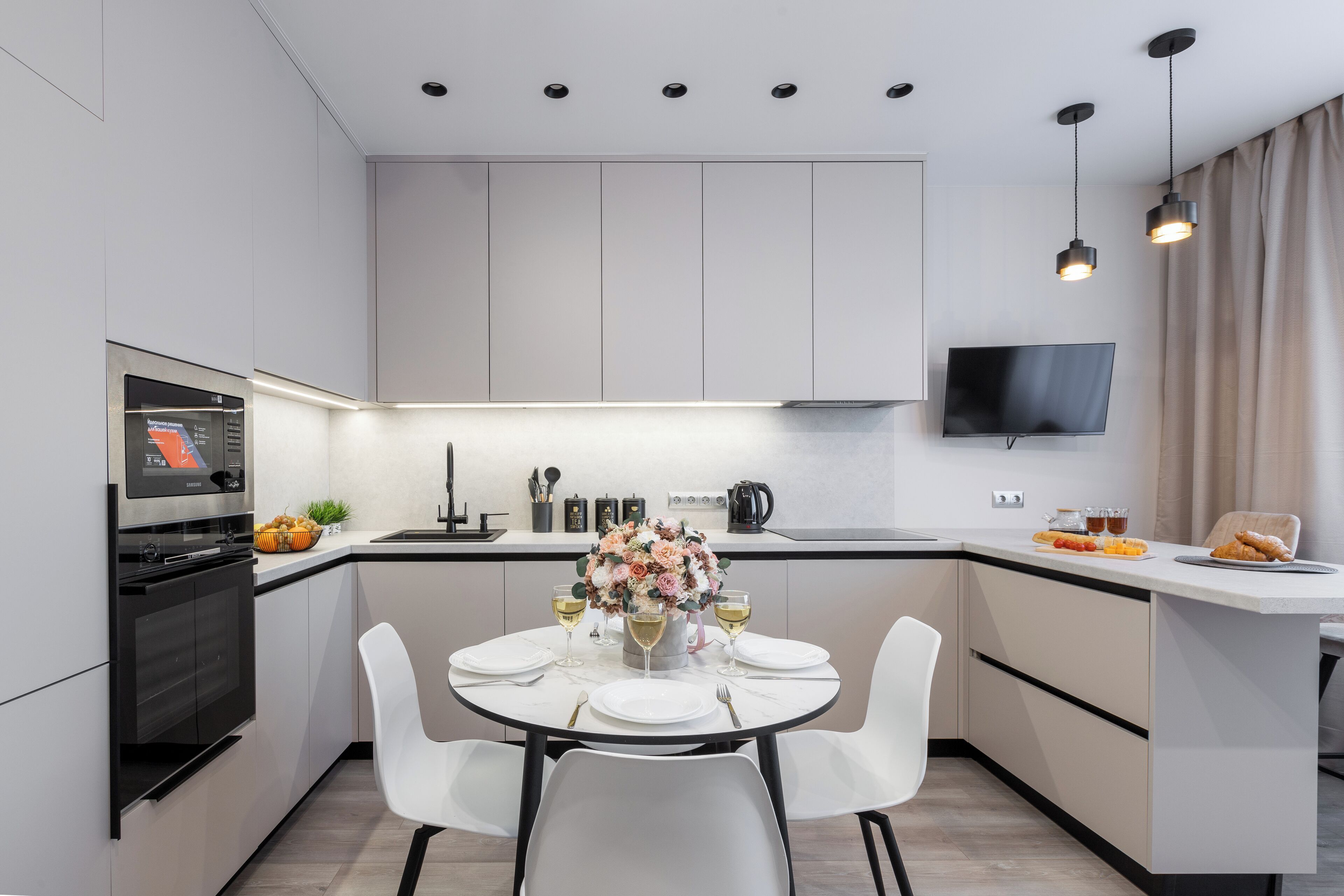 Superior Apartment, Balcony, Park View | Private kitchen | Full-sized fridge, microwave, oven, stovetop