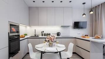 Superior Apartment, Balcony, Park View | Private kitchen | Full-sized fridge, microwave, oven, stovetop