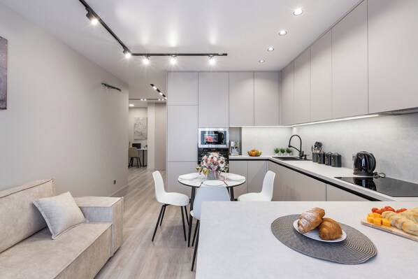 Apartamento superior, sacada, vista para o parque | Cozinha privada | Chaleira elétrica, produtos de limpeza, toalhas de papel
