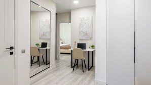 Un dormitorio moderno con escritorio, silla y cama.