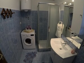 Dusj, hårføner og håndklær
