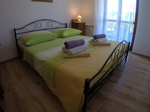 2 bedrooms, Internet, bed sheets, wheelchair access