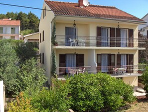 Exterior - Antique apartment with balcony (Stari Grad)