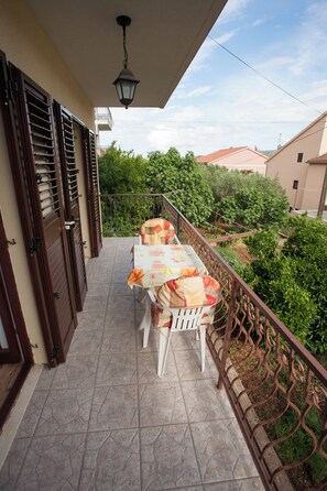 Outdoor dining - Antique apartment with balcony (Stari Grad)