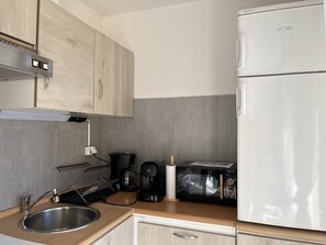 Fridge, microwave, oven, stovetop - Fréjus Plage, studio 30m2, 4 people, air-conditioned, high-speed wifi, private parking, balcony (Fréjus)