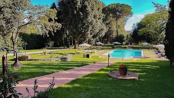 2 outdoor pools
