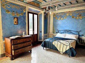 高级公寓, 阳台, 花园景观 | 羽绒被、熨斗/熨板、免费 WiFi、床单