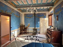 Cubrecamas, tabla de planchar con plancha, wifi gratis y ropa de cama 