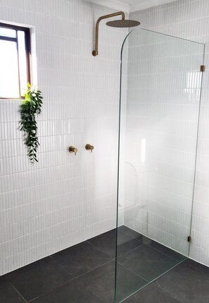 Secadora de cabello, toallas, jabón, papel de baño 