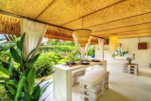 Villa, 2 Bedrooms, Private Pool, Garden View | Dining room