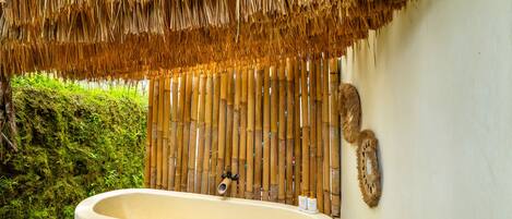 Douche, articles de toilette gratuits, sèche-cheveux