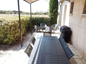 Outdoor dining - Gite for up to 7 people in the countryside surrounded by horses. (Visan)