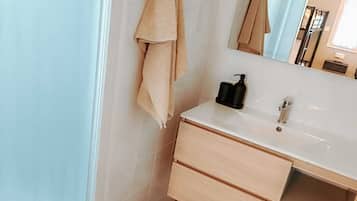 Secador de pelo, toallas, jabón y papel higiénico