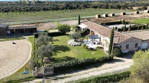 Gite for up to 7 people in the countryside surrounded by horses. 