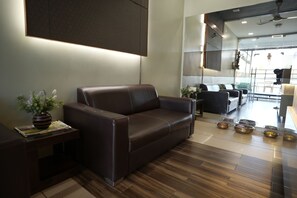 Living area - Hotel Grandeur (Valsad)