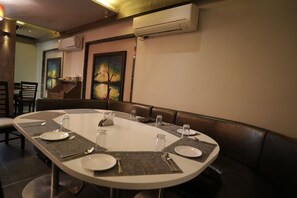 Restaurant - Hotel Grandeur (Valsad)
