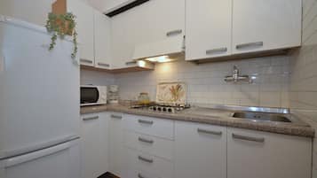 Frigorifero, microonde, piano cottura, macchina per tè/caffè