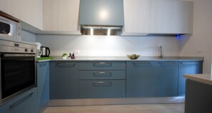 Réfrigérateur, four à micro-ondes, surface de cuisson, lave-vaisselle