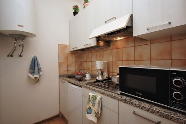 Jääkaappi, mikroaaltouuni, liesi, astianpesukone