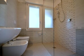 Shower, towels