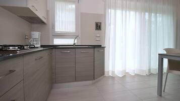 KĂŒhlschrank, Mikrowelle, Herdplatte, Kochgeschirr/Geschirr/Besteck