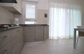 Réfrigérateur, micro-ondes, plaque de cuisson