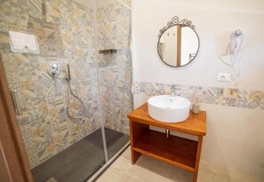 Doccia, asciugacapelli, asciugamani, sapone