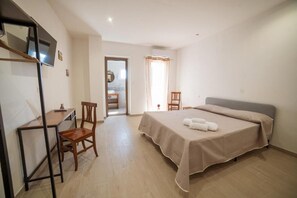 Chambre Double Confort, vue colline | Bureau