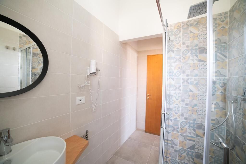 Ein Badezimmer mit Badewanne, Dusche, Toilette und Spiegel.