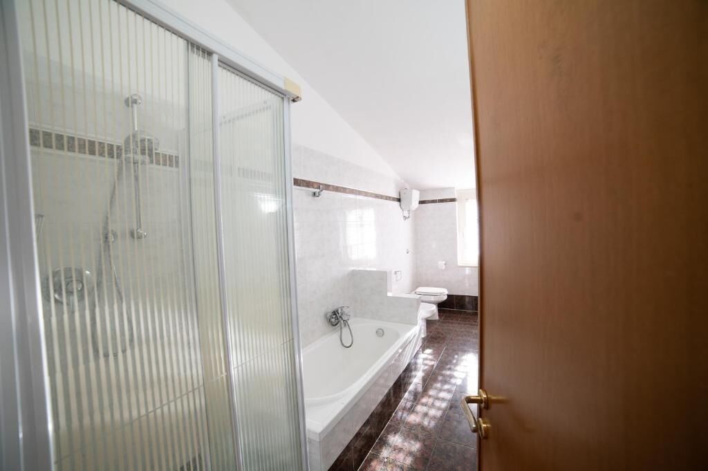 Regadera, secadora de cabello, toallas, jabón 