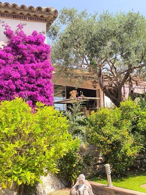 Property grounds - Sᴜʙʟɪᴍᴇ ᴠɪʟʟᴀ ᴄʟɪᴍᴀᴛɪsᴇ́ᴇ ᴀᴠᴇᴄ ᴘɪsᴄɪɴᴇ ᴠᴜᴇ sᴜʀ ʟᴀ ᴍᴏɴᴛᴀɢɴᴇ ᴇᴛ ᴍᴇʀ (le plan de la tour)