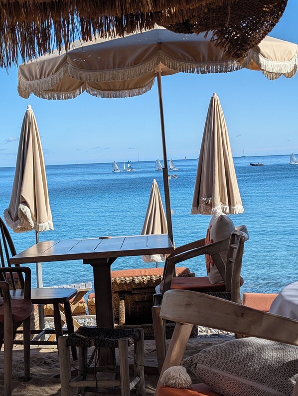 Outdoor dining - Sᴜʙʟɪᴍᴇ ᴠɪʟʟᴀ ᴄʟɪᴍᴀᴛɪsᴇ́ᴇ ᴀᴠᴇᴄ ᴘɪsᴄɪɴᴇ ᴠᴜᴇ sᴜʀ ʟᴀ ᴍᴏɴᴛᴀɢɴᴇ ᴇᴛ ᴍᴇʀ (le plan de la tour)