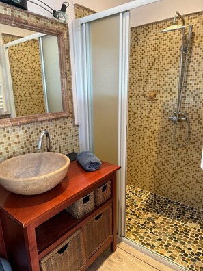 Dusche, Haartrockner, Handtücher, Toilettenpapier