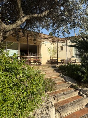 Terrace/patio - Sᴜʙʟɪᴍᴇ ᴠɪʟʟᴀ ᴄʟɪᴍᴀᴛɪs ᴇ́ᴇ ᴀᴠᴇᴄ ᴘɪsᴄɪɴᴇ ᴠᴜᴇ sᴜʀ ʟᴀ ᴍᴏɴᴛᴀɢɴᴇ ᴇᴛ ᴍᴇʀ (le plan de la tour)